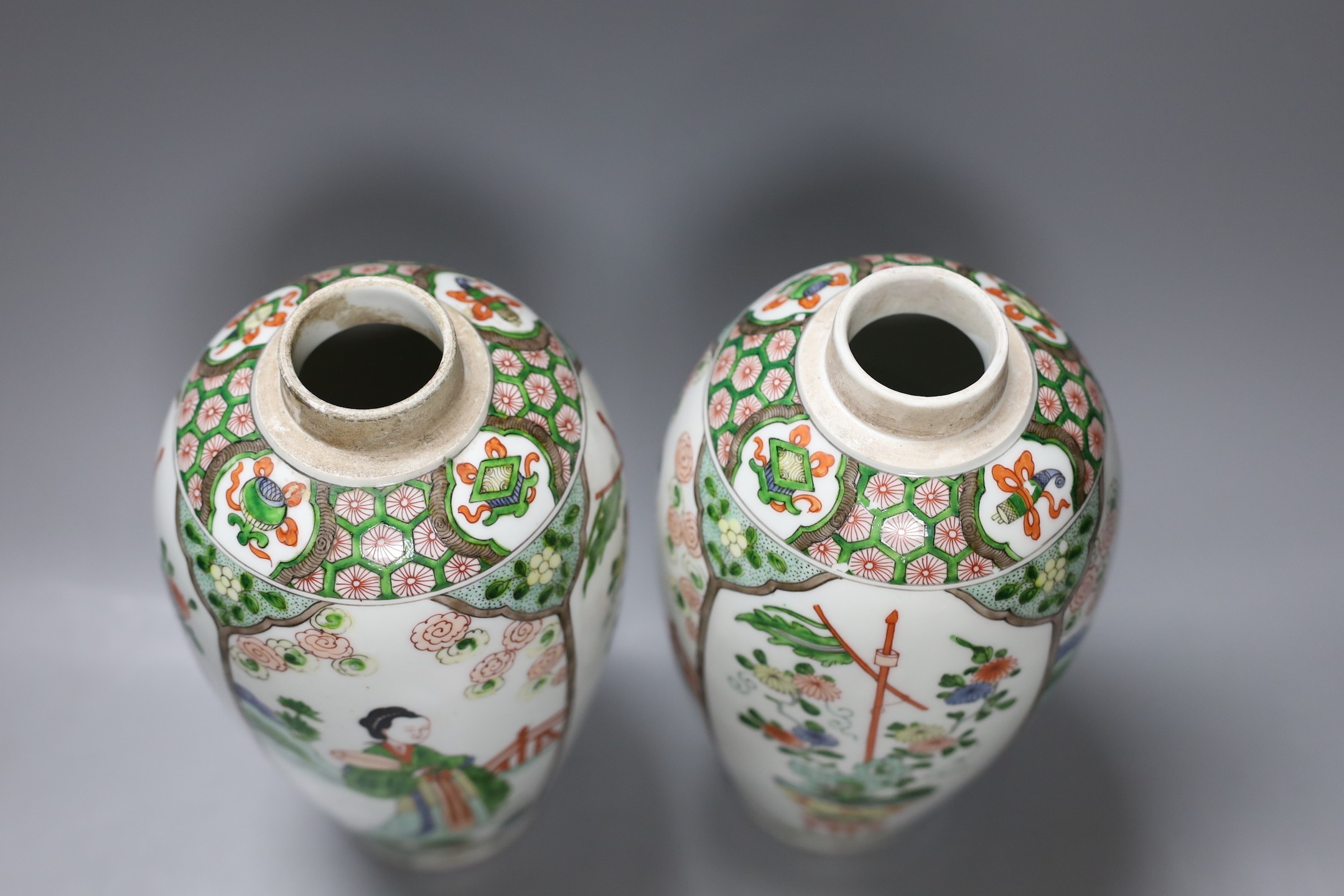 A pair of Sampson Chinese style famille verte vases with covers, 24cm tall